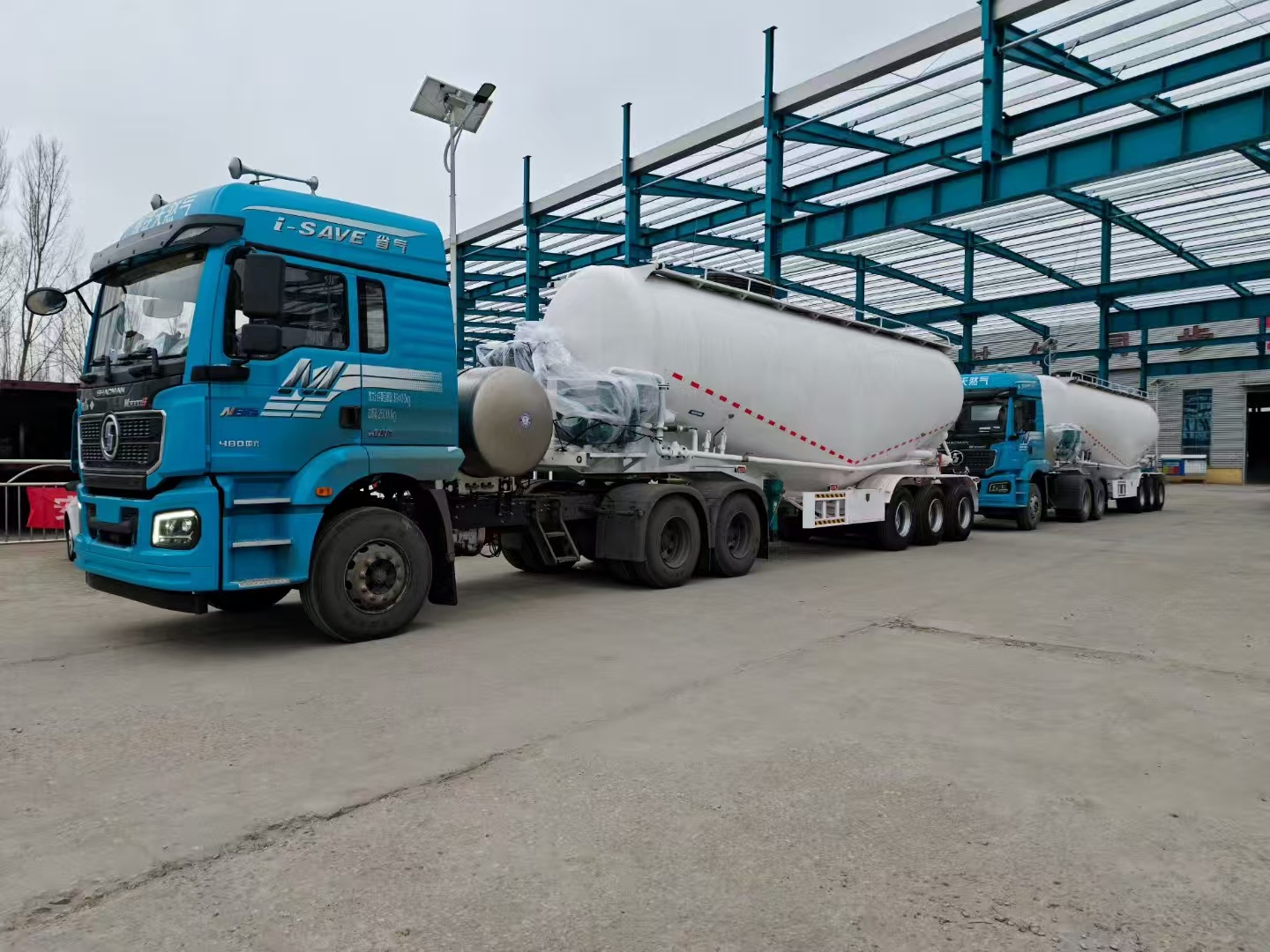 Sales of 55 Cubic Bulk Cement Tank Dry Mixed Mortar Tank Hanging Powder Tank Truck Export Export Cement Tank Truck Cross-Border