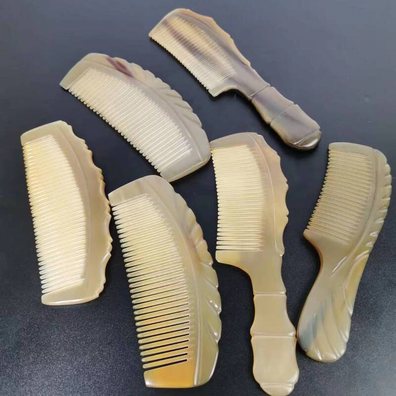 天然の黄色の牛の角の櫛の厚い大きいサイズの家庭用女性の長い髪の抜け毛の静電気の広い歯の逸品は羊の角の櫛をプレゼントします。|undefined