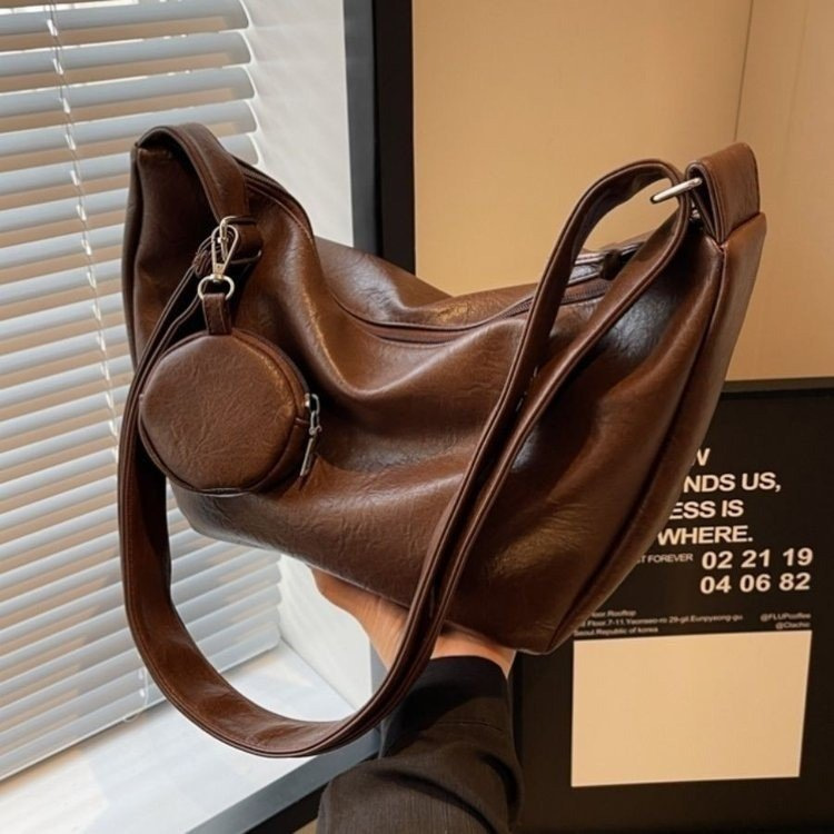 Versatile new fashion women's shoulder bag, large-capacity bag, niche design crossbody bag, wide shoulder strap portable backpack