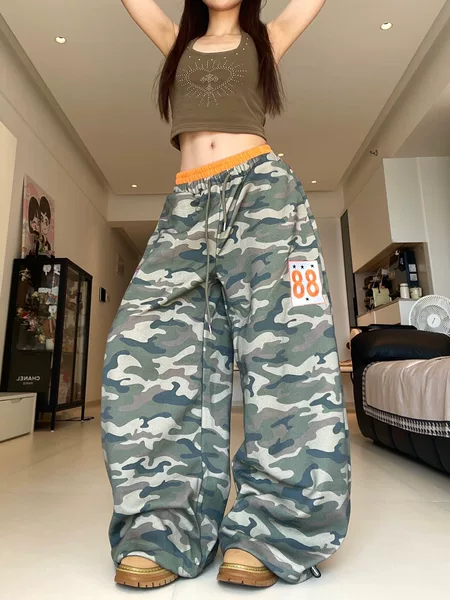 American retro style color-blocked double-waisted embroidered camouflage curved hem sweatpants, unisex trendy sports pants with a unique design, wide-leg pants