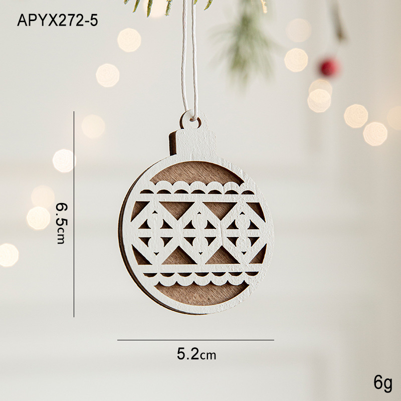 クリスマスの新しいdiyショーウインドーはクリスマスの装飾品を飾っています。|undefined