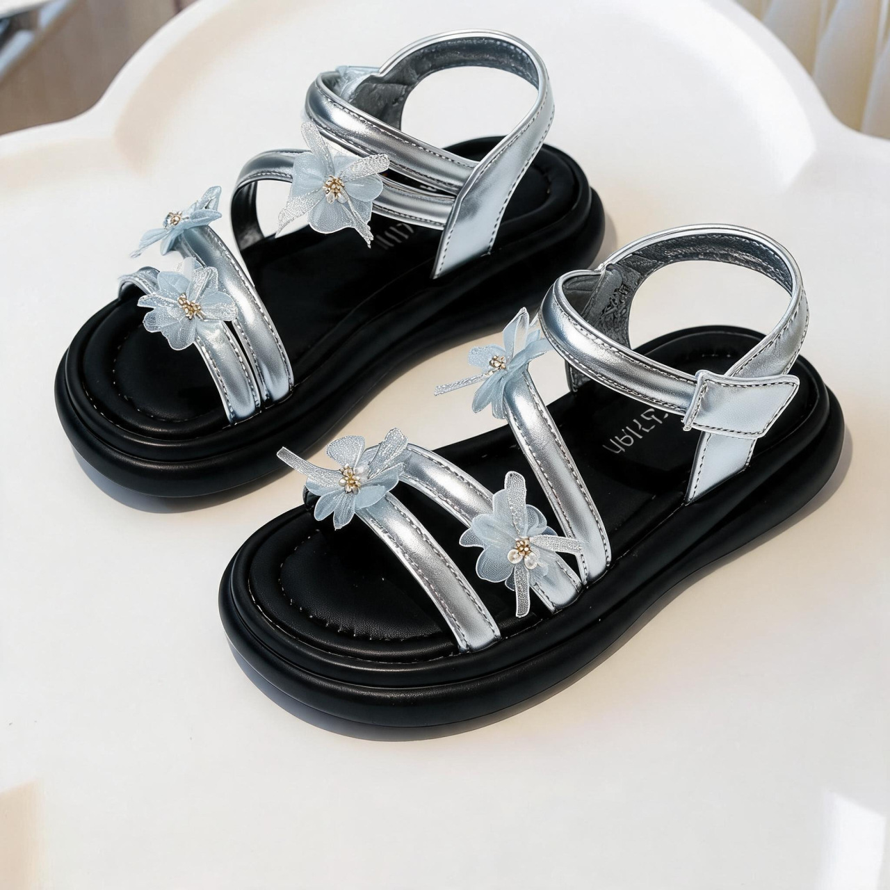 Zapatos casuales de moda de niñas versátiles 2026 verano nuevos niños huecos zapatos de princesa de dedo abierto zapatos de encaje de flores image 5