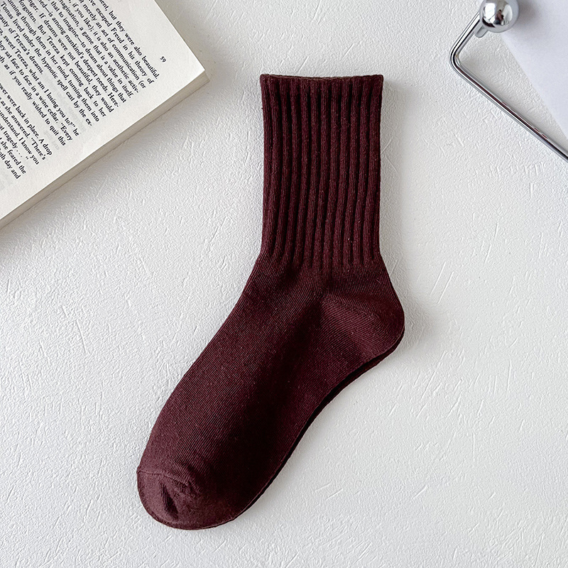 Otoño nuevos calcetines blancos de las mujeres deportes casual alto elástico color sólido media pantorrilla longitud calcetines de algodón negro Zhuji venta al por mayor