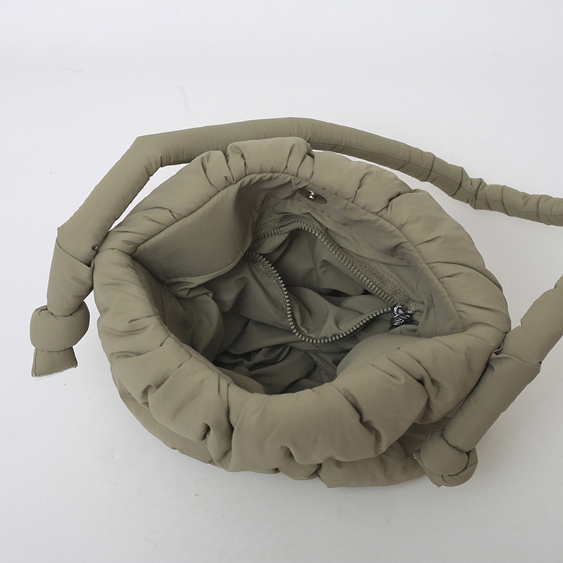 Nicho de diseño bolso de pluma, moda debajo de las axilas bolso de cubo de agua de poliestireno, bolso de algodón de nylon de mujer, bolso de hombro plegado de moda