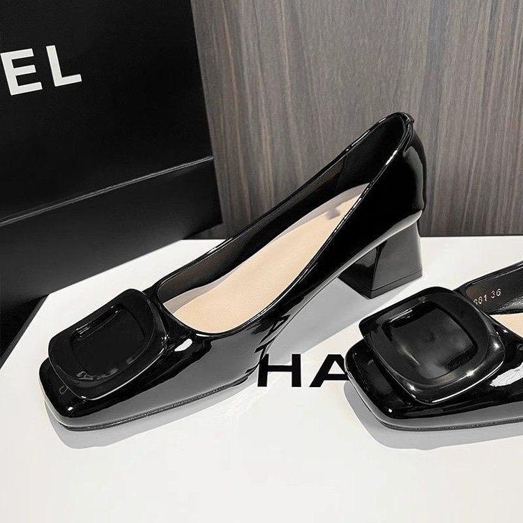 Cabeza cuadrada zapatos de talón grueso para mujeres 2025 primavera nueva hebilla cuadrada francesa color desnudo temperamento ligero zapatos de cuero lacado de talón 5cm