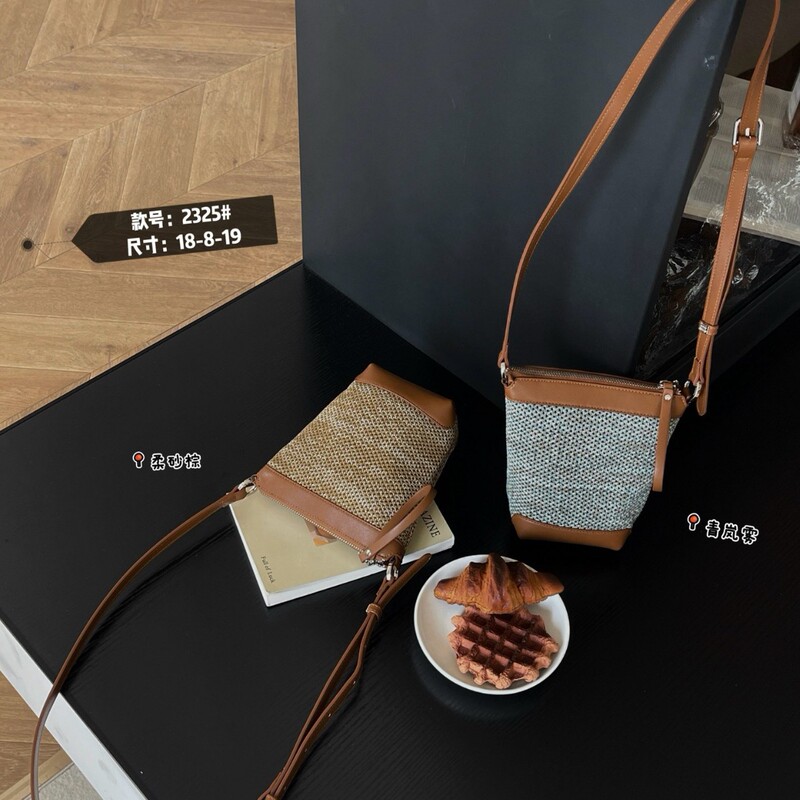 Knitted Color-Block Phone Bag for Women, 2026 New Model, Niche High-End Stylish Texture, Korean Style Versatile Shoulder Crossbody Bag