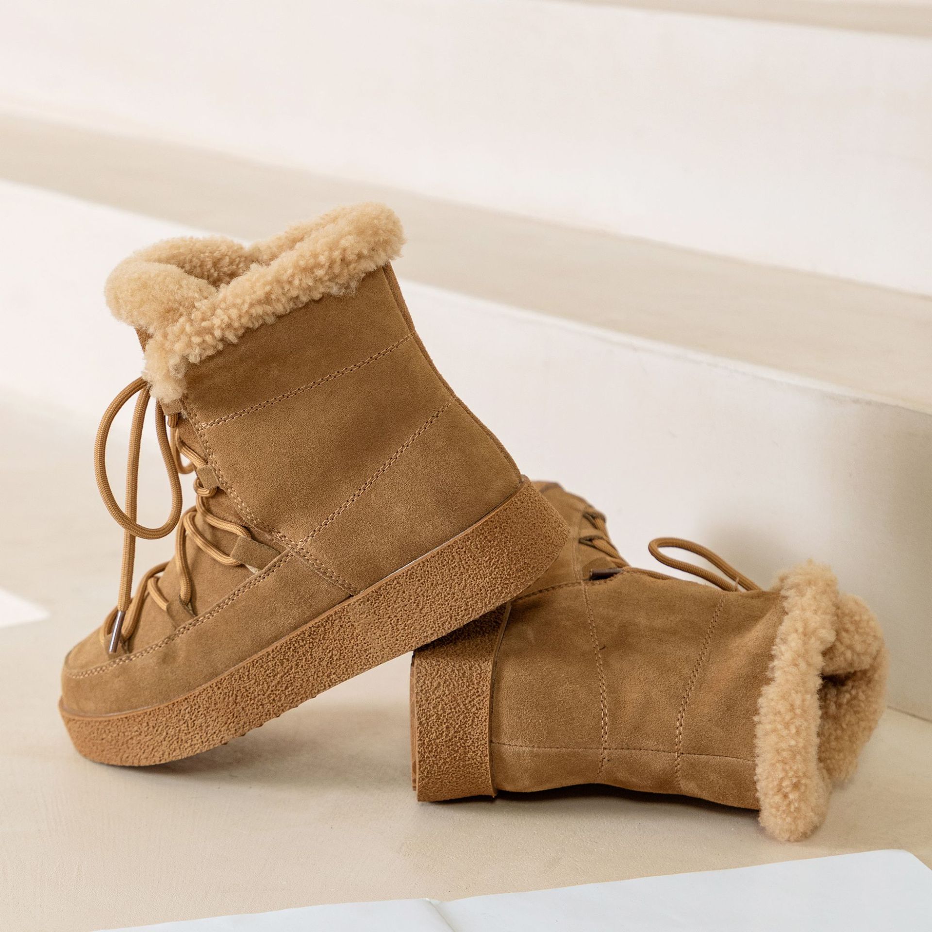 2024 invierno nuevas botas de nieve para mujer, fondo grueso rojo neto, botas cortas cálidas de punta redonda, zapatos de algodón para nieve gruesa del noreste para mujer