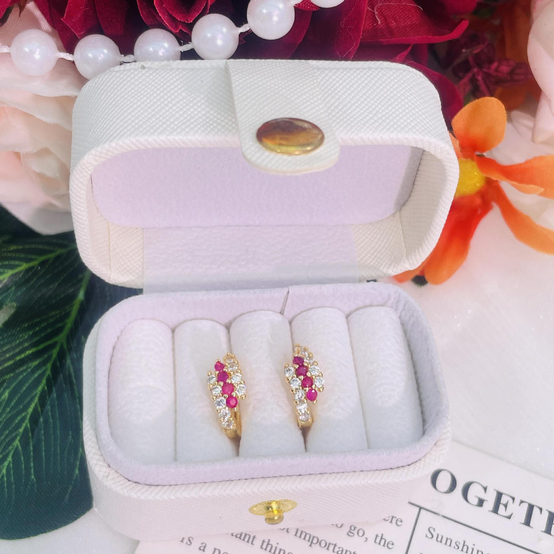 2026 nuevas opciones transfronterizas joyería de moda aretes de zircón joyería de cobre dorado para mujeres aretes de estilo múltiple