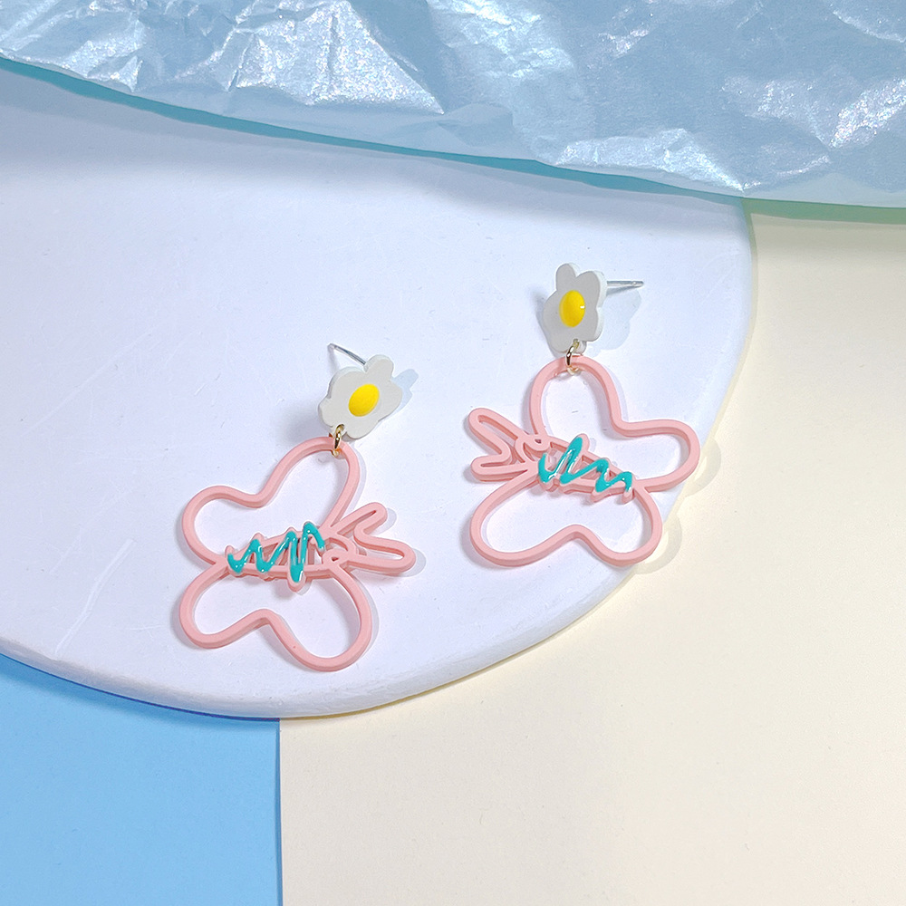 1 Paar Süß Blume Schmetterling Sprühfarbe Überzug Legierung Tropfenohrringe display picture 1