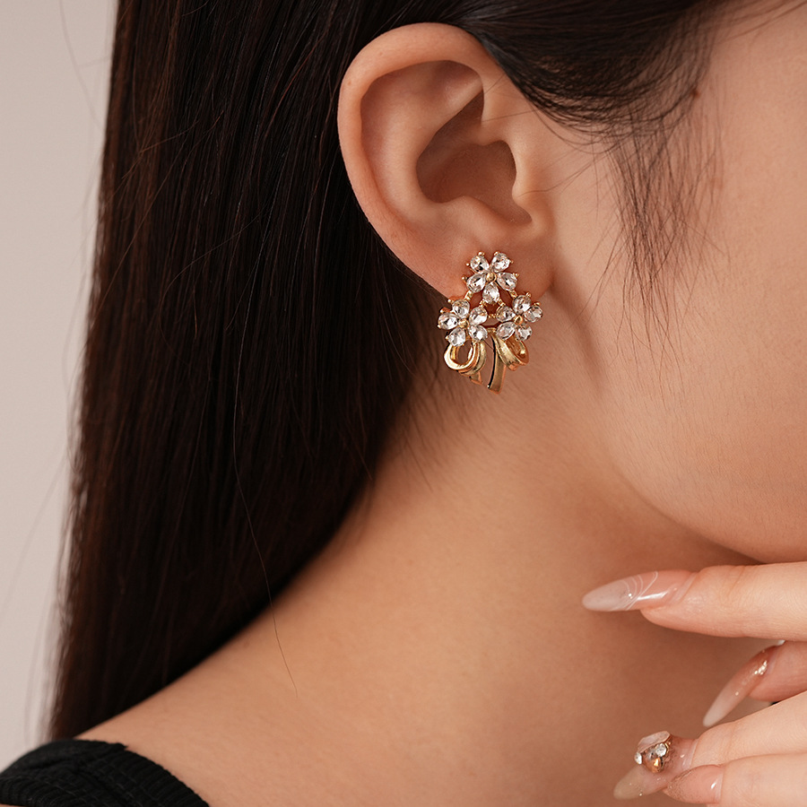 30g Weight 0.03µm Gold Plating Thickness Electroplating Gold Plating Process Alloy Ear Needle Material Copper Plated Plating Material Ear Studs Classification 1 Pair Quantity Holiday, Daily Occasion Alloy Material Flower Pattern Women's Gender Elegant, Retro Style Enamel Craft 1 Pair Elegant Retro Flower Enamel Alloy Drop Earrings Ear Studs 6