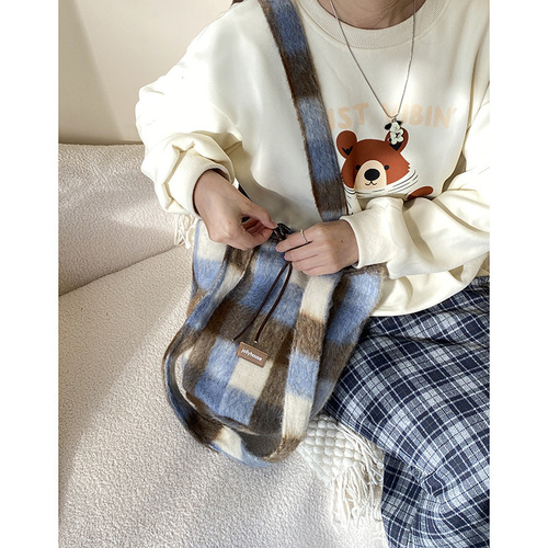 New autumn and winter Maillard bag for women, versatile woolen plaid shoulder bag, fashionable bucket bag