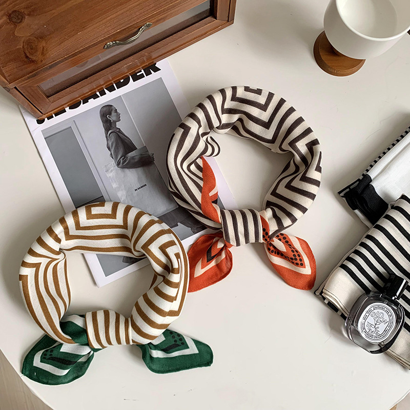 Bufandas de seda cuadrada alta sensación 2025 nueva seda de moda temperamento bufandas de cuello bufandas de seda rayas bufandas al por mayor