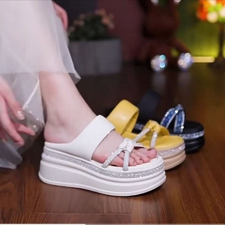 Zapatillas de fondo grueso de diamante para mujeres 2026 nuevo estilo de verano, ropa de moda, zapatillas de fondo suave de muffin de tacón alto romanas image 2
