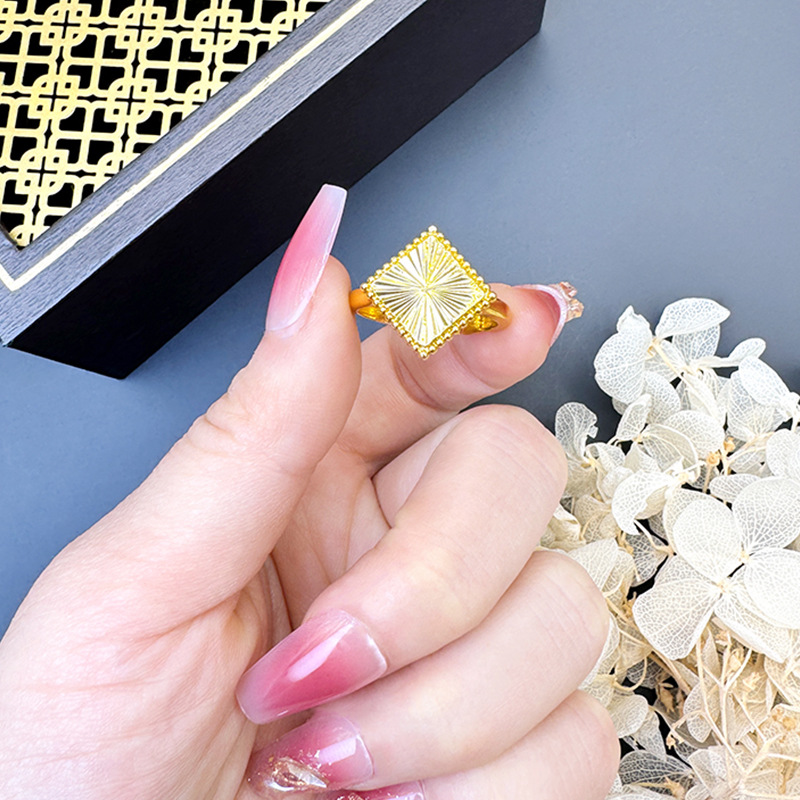 Combinación de anillo de aretes de oro de arena, moda cuadrada, lujo ligero, sentido de alta gama, verano de nicho, Yiwu, joyería al por mayor