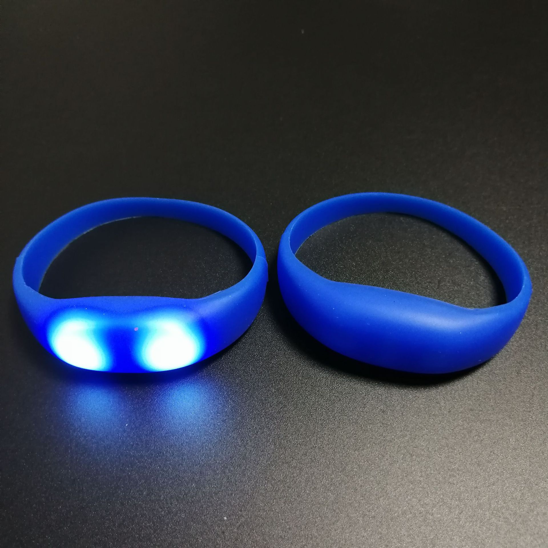 8 colores opcionales de control de voz de silicona pulsera luminosa logotipo personalizado regalo de concierto prop led pulsera luminosa botón