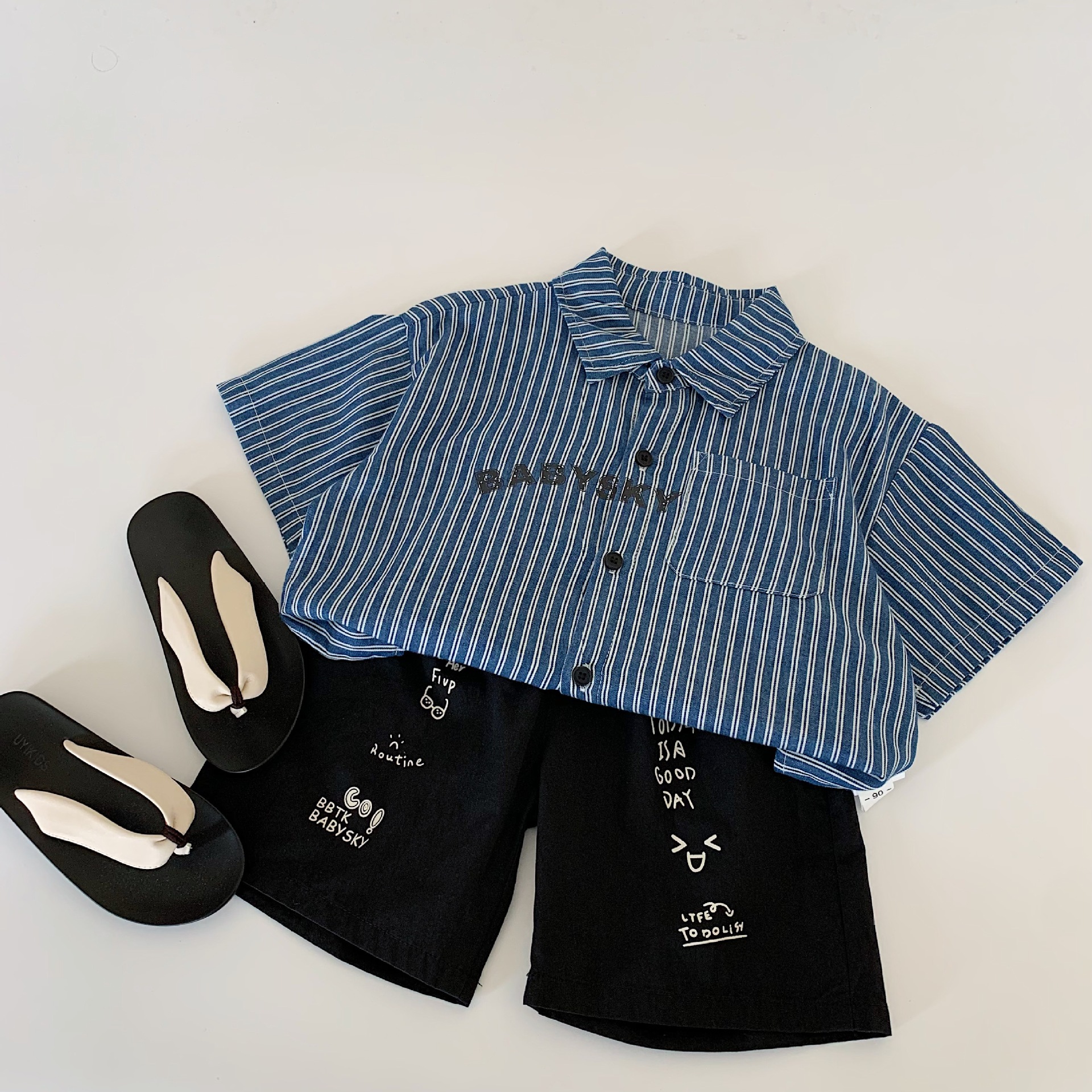 Camisas de niños Mai Bao 2025 verano nuevo estilo coreano a rayas camisa de mangas cortas para niños de verano ropa interior para niños