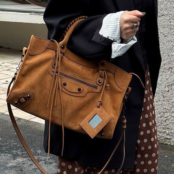 2026 Autumn and Winter New Style Ins Influencer Frosted Suede Studded Motorcycle Bag Old Money Style Handbag Crossbody Bag 2026 Autumn and Winter New Style Ins Influencer Frosted Suede Studded Motorcycle Bag Old Money Style Handbag Crossbody Bag