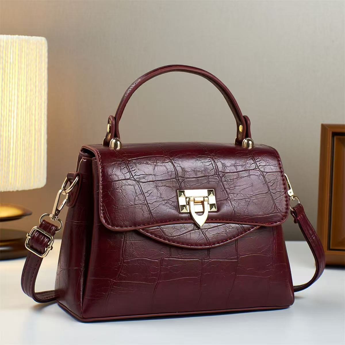 520 regalo bolso de lujo ligero mujer 2025 nuevo estilo atmosférico de alta gama madre de mediana edad bandolera