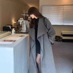 大きい襟の両面のウールのコートの延長は大きいタイプのベルトのバスローブのひもの毛をプラスします。