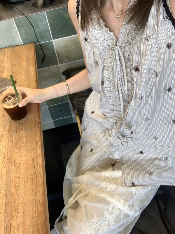 女性用の重厚な小さな蝶の刺繍ストライプの耳デザインのノースリーブシャツトップ|undefined