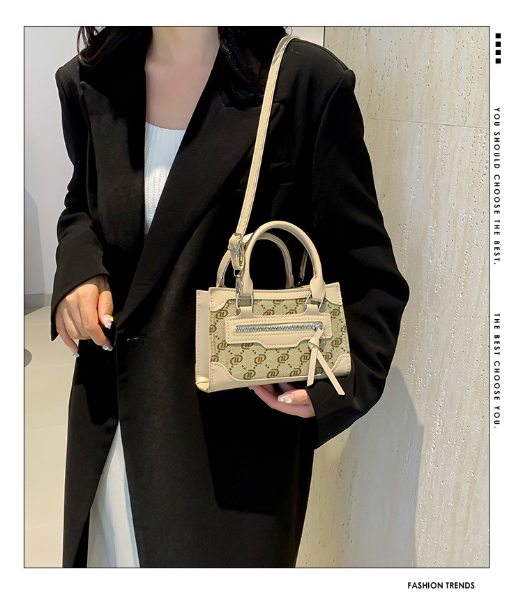 This stylish single-shoulder handbag, with a simple and casual texture, is a new Korean style crossbody small square bag for women in the autumn of 2024 details Picture