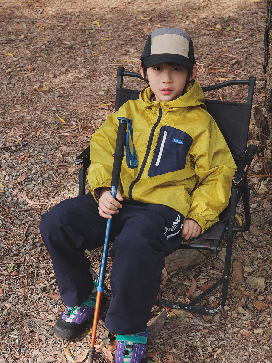 Niños ultra blando abrigo de asalto chaqueta de ventana ligera para niños 2026 primavera nueva chaqueta con capuz para niños al aire libre