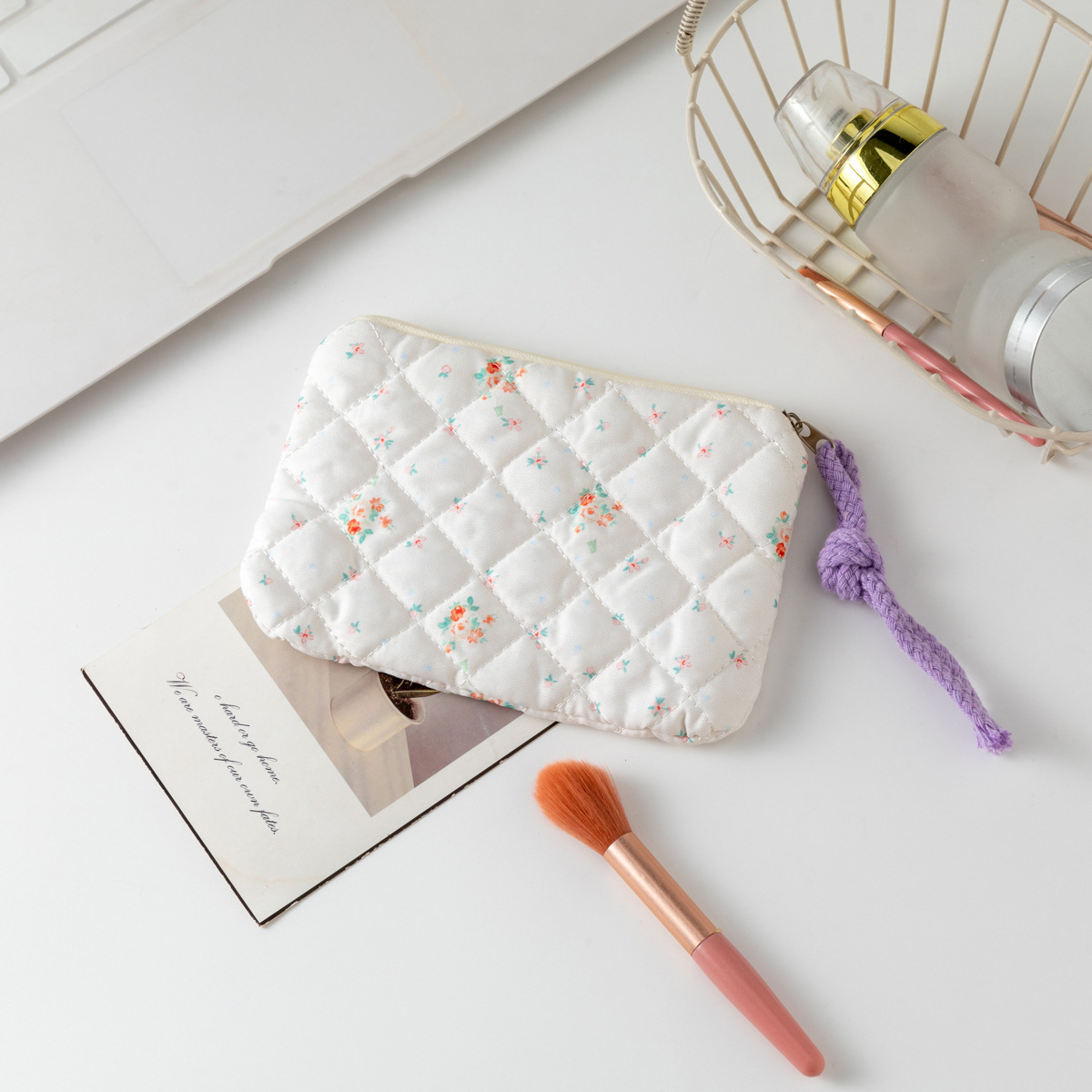 흰색 바탕에 작은 꽃