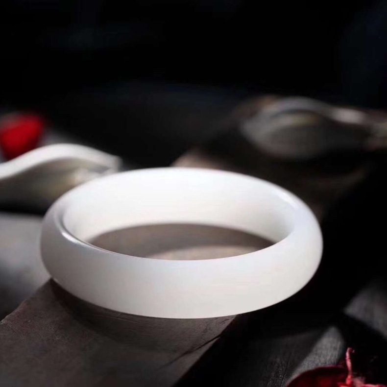 Vòng tay ngọc Hetian Tân Cương màu trắng xanh nhạt, đường kính trong 53–62 mm — [Kích thước trung bình] Kiểu dáng thông thường màu trắng béo mutton là kiểu duy nhất trong cuộc đời tôi, [Kích thước trung bình] Một trong những mẫu thông thường màu xanh và trắng duy nhất là một mẫu trọn đời chi tiết 1