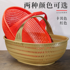 手で竹をまねてプラスチックを編んでかごを編みます。
