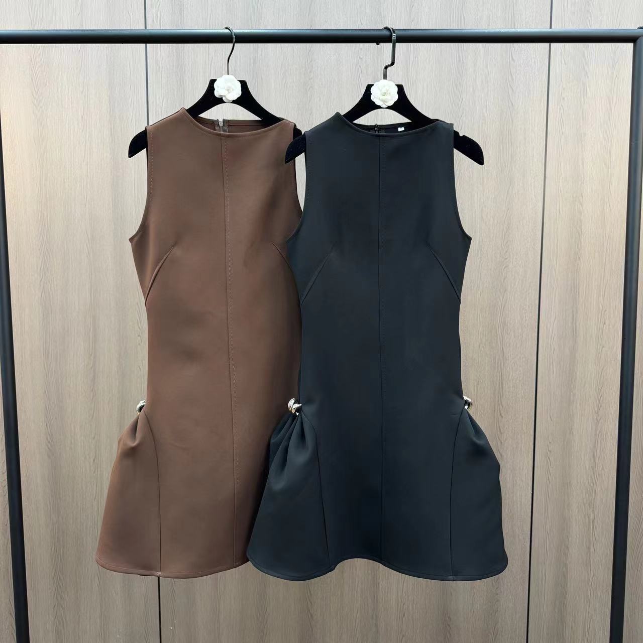 Spring summer fitted three dimensional brace with a round collar…