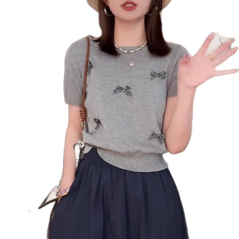 Three dimensional knitted short T-shirt with bow