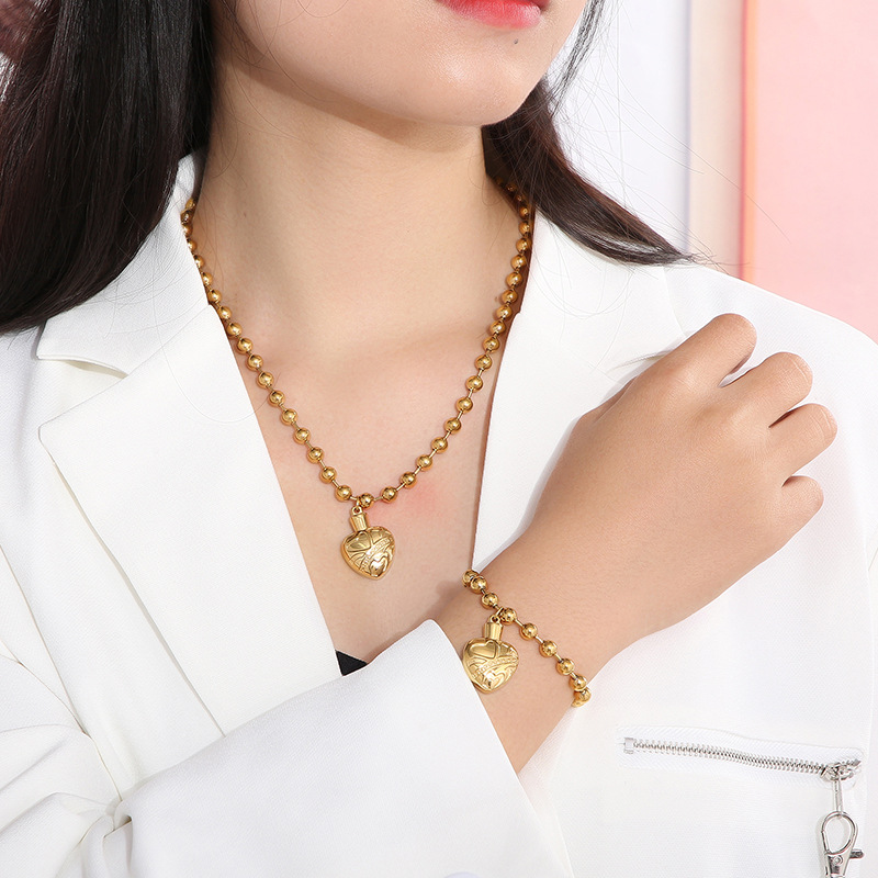 Women's Gender PVD Coated 18K Gold Plated Heart Shape Titanium Steel Simple Style Waterproof Non Tarnish Jewelry Set
