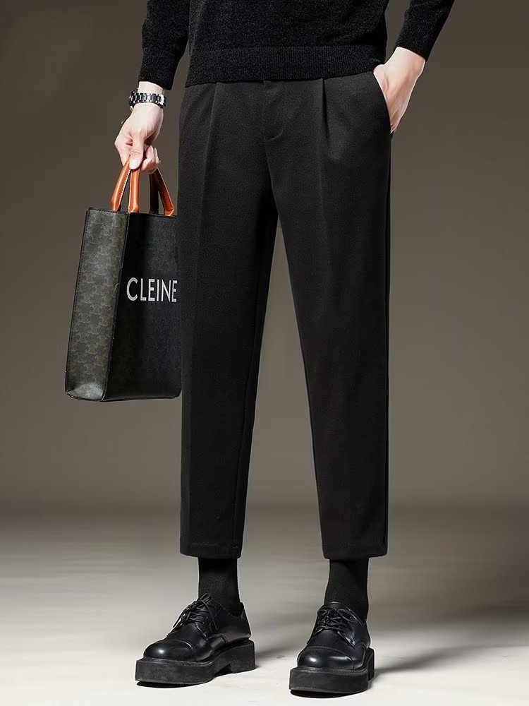 秋冬の新型毛ですね。ズボンの男性は身を修めるズボンです。