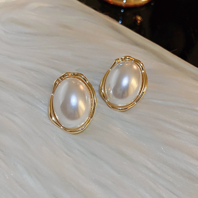 Pendientes de perlas artificiales de mariposa de aguja de plata Pendientes de todo fósforo de nicho retro femenino Pendientes de temperamento de moda Lujo ligero de alta gama