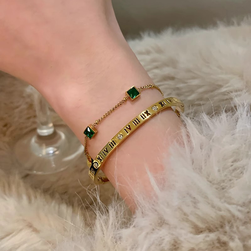 Sugar Emerald Roman Numerals Titanium Steel Stacked Bracelet for Women's Niche Light Luxury High-end Delicate Color-free Bracelet Sugar Emerald Roman Numerals Titanium Steel Stacked Bracelet for Women's Niche Light Luxury High-end Delicate Color-free Bracelet
