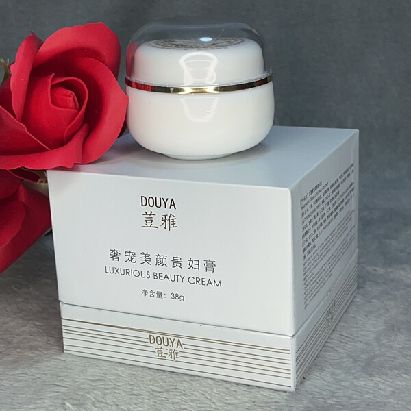Brightening makeup cream with ginseng