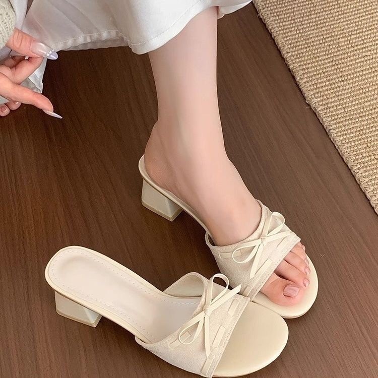 El arco de talón grueso de hadas zapatillas francesas zapatillas de mujer 2026 nuevas zapatillas de verano con falda