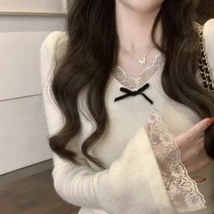 フランス式の純粋なレースの辺のラッパの袖のvネックの底のシャツの女性の秋冬のデザイン感の小さい大衆の内はニットの上着を掛けます