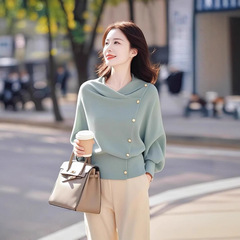 春の服の新型の独特なシックなショートニットの上着の女性の大衆は金の韓系のデザイン感にぶつかりません。