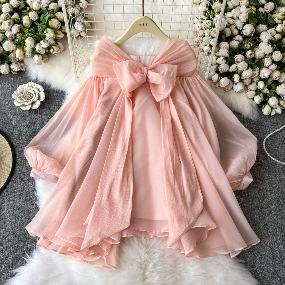 Camicetta elegante da donna con maniche a puff e dettagli floreali_voghion.com
