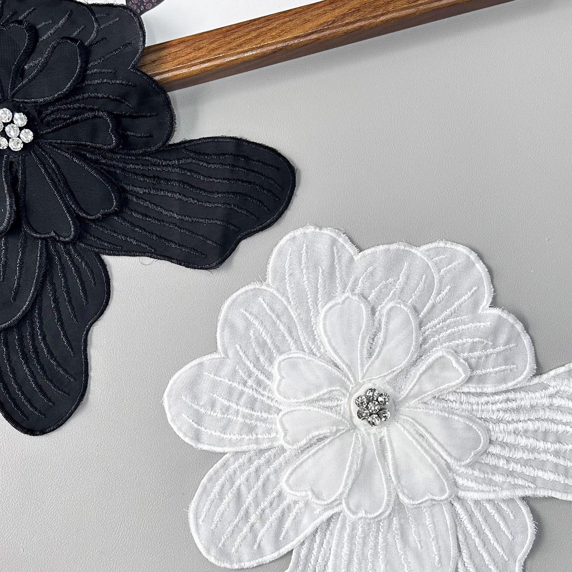 Flor multicapa de costura de clavos tridimensionales taladro de bordado de flores negras y blancas sensación de diseño de bordado de moda de ropa de mujer decoración de ropa infantil image 4