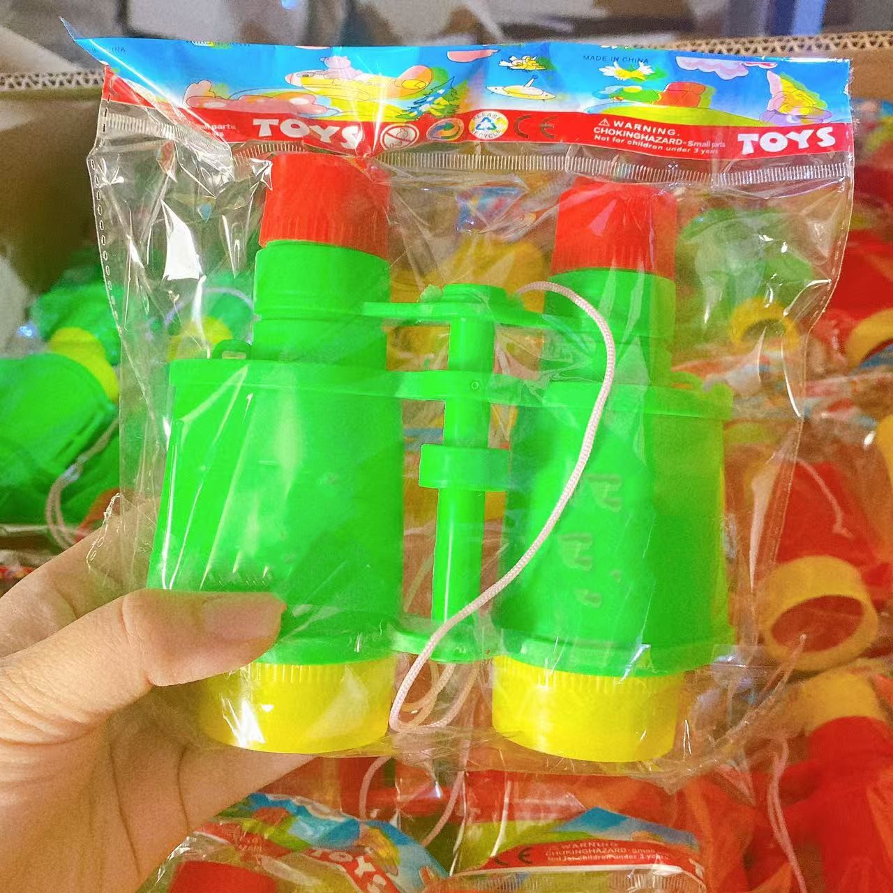 Juguetes para niños, binoculares de colores, bolsas grandes, regalos, boutique, jardín de infantes, puestos de doble tubo, 2 yuanes al por mayor