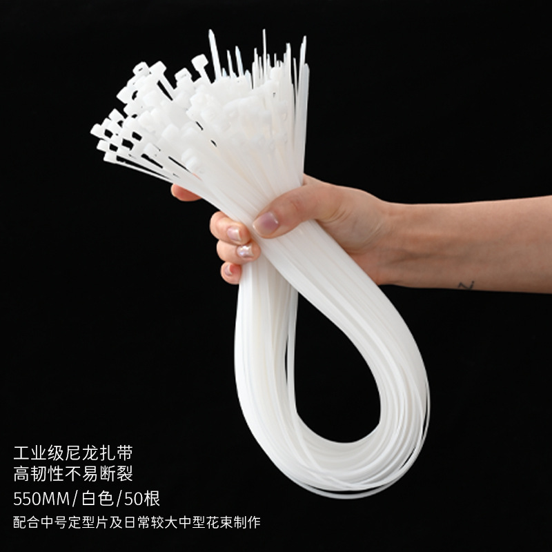 花屋の材料の花の花束を包装して手作りのdiyバラの花を刺します。