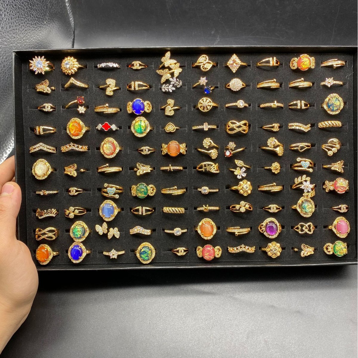 Una caja de 100 estilos aleatorios con anillos de nicho transfronterizo diseño de moda anillo de zircón chapado en oro al por mayor