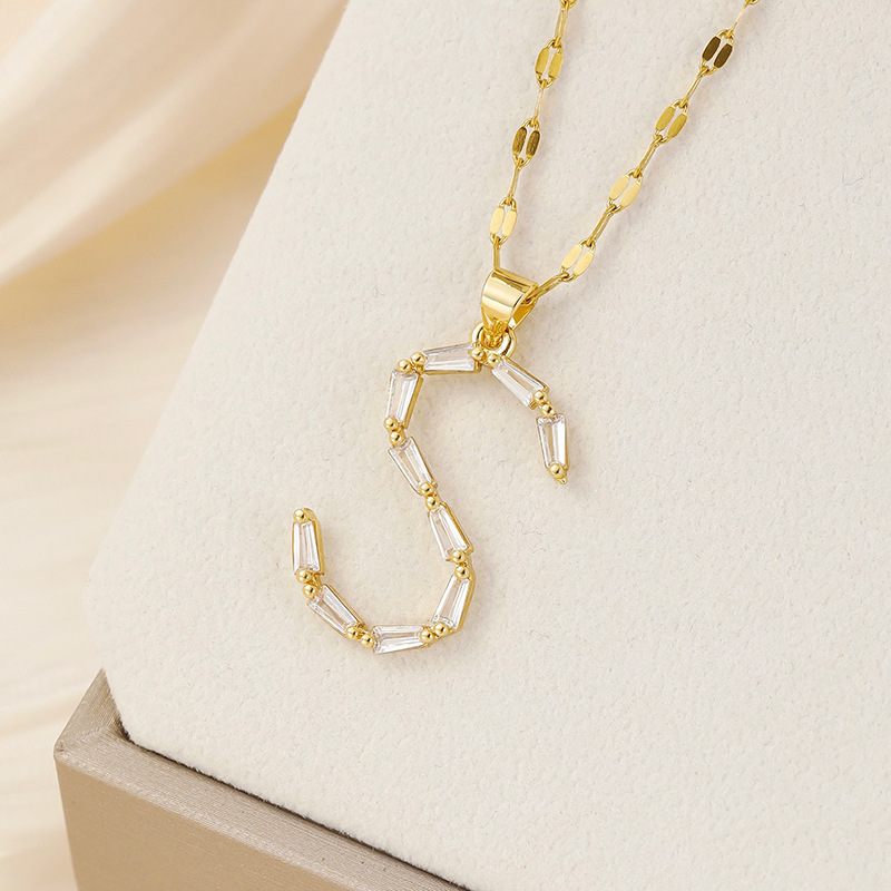 Venta caliente transfronteriza nuevo estilo de cobre con incrustaciones de circón 26 letras inglesas collar colgante T cuadrado de bambú letra cadena de clavícula femenina