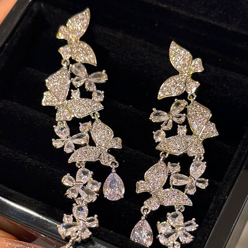 Agujas de plata transfronterizas flores de zircón aretes de bordillo estilo de moda pernos de auriculares lujosos de alto nivel de diseño de auriculares nicho