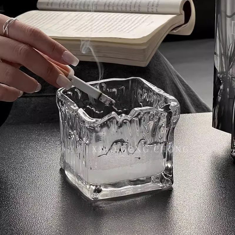 GLASS INS 인터넷 연예인 빛 럭셔리 틈새 창조적 인 홈 거실 장식품 연기 모래 고급 감각 얼음 블록 재떨이를 제공합니다.