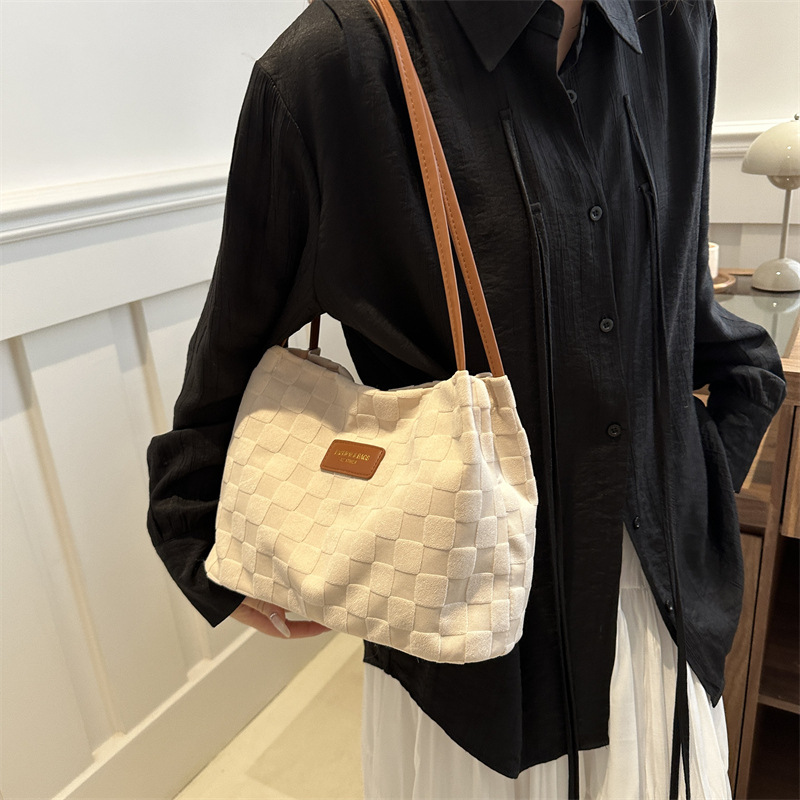 Nicho de diseño de bolsas de ajedrez para mujeres 2024 verano nuevo estilo para estudiantes de viaje al trabajo en clase de hombro único brazo bolso