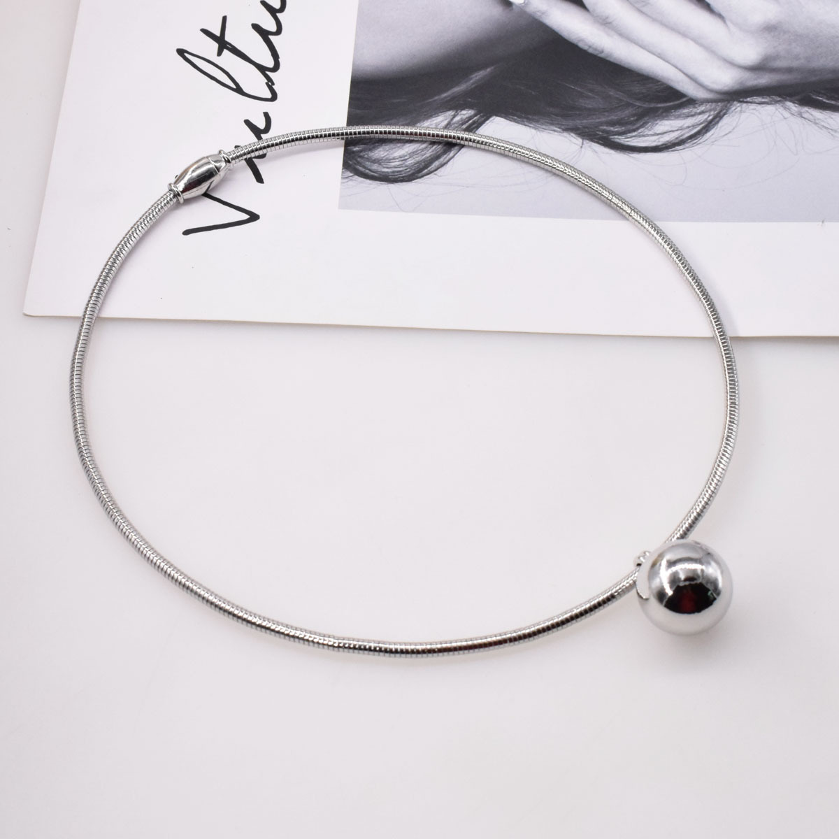 Simple Fashion Ball Pendant Magnetic Buckle Choker display picture 2