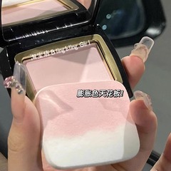 TootDodo頬紅の柔らかい糸が顔を輝かせています。